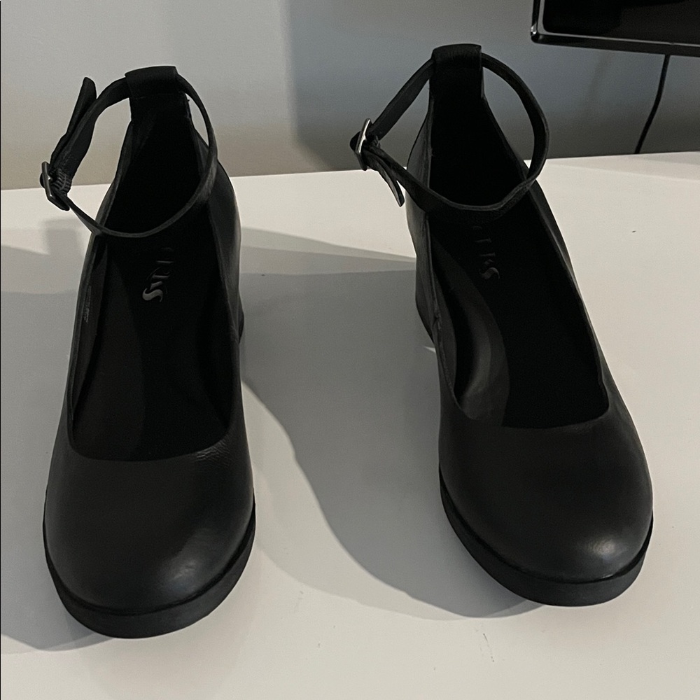 Kork-Ease Classic Black Ankle Strap Heels. Size 8